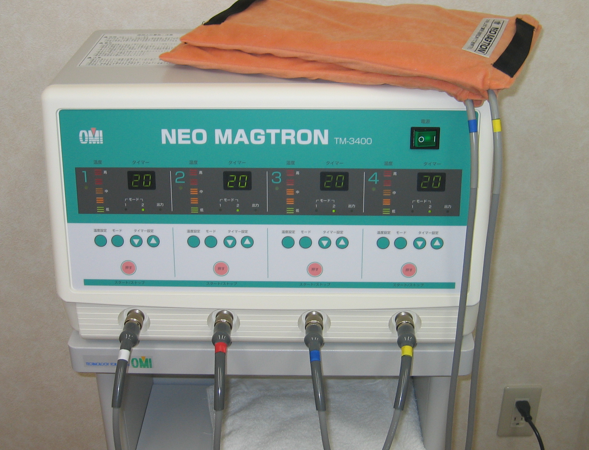 ネオマグトロン（磁気温熱治療器）
